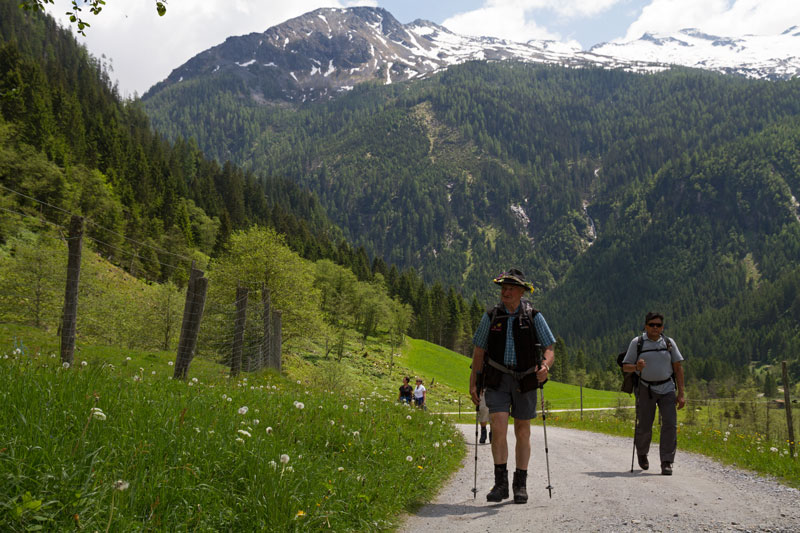 Toni Knapp mit einer Wandergruppe Wanderführer Toni Knapp