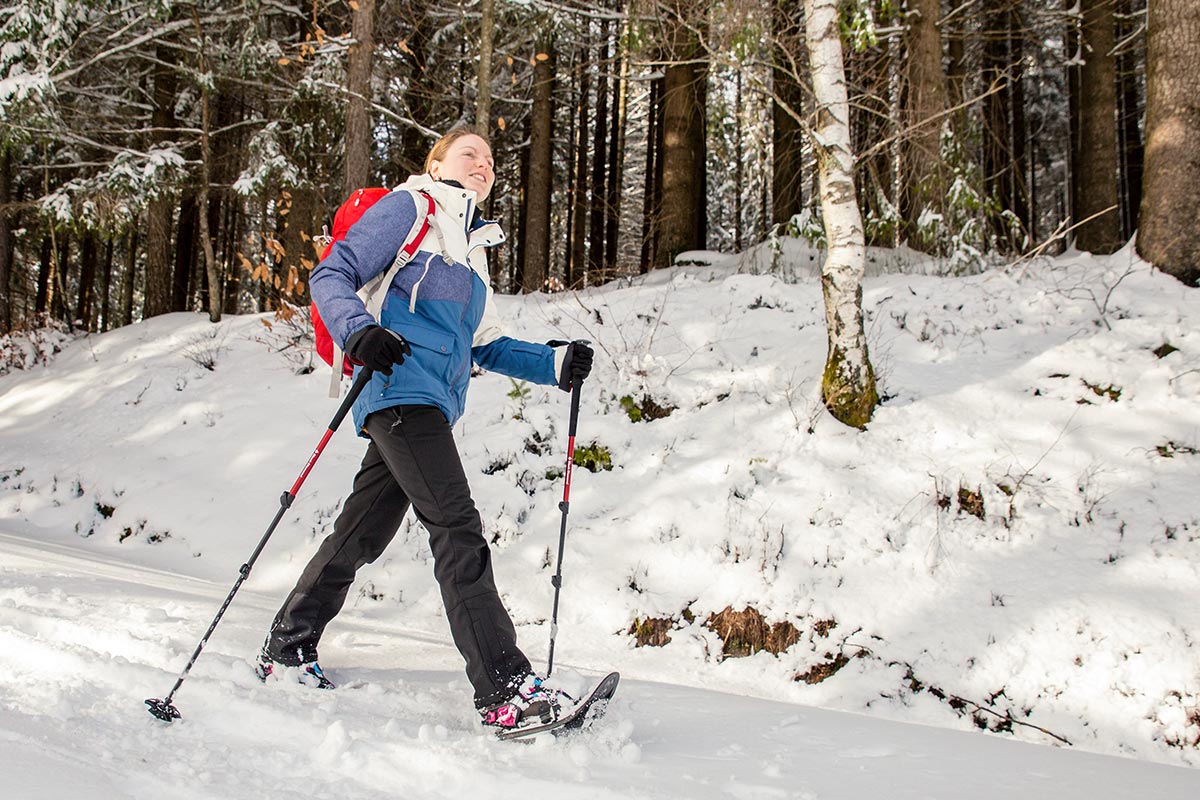 Junge Frau beim Schneeschuhwandern